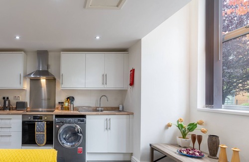 Rusholme Apartment | Modern 2-Bed Apartment with Parking