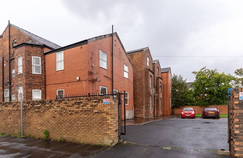 Rusholme Apartment | Modern 2-Bed Apartment with Parking