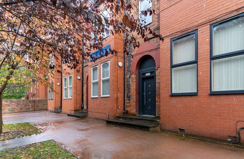 Rusholme Apartment | Modern 2-Bed Apartment with Parking