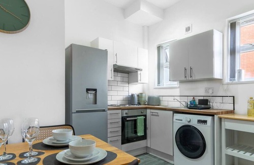Rusholme Apartment | Modern 2-Bed Apartment with Parking