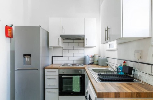 Rusholme Apartment | Modern 2-Bed Apartment with Parking