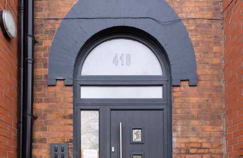 Rusholme Apartment | Modern 2-Bed Apartment with Parking