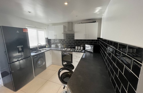 Hull House | Modern -2 Bed Room House very Spacious