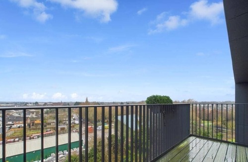 Ashford Apartment | Modern 2-Bed, 2-Bath Apartment in Central Ashford