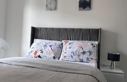 Belvedere Apartment | Modern 2 bed 2 bath Flat Close to Train station