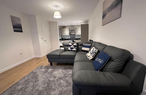 Belvedere Apartment | Modern 2 bed 2 bath Flat Close to Train station