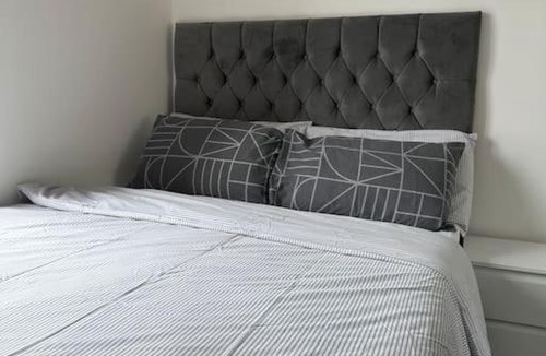 Belvedere Apartment | Modern 2 bed 2 bath Flat Close to Train station