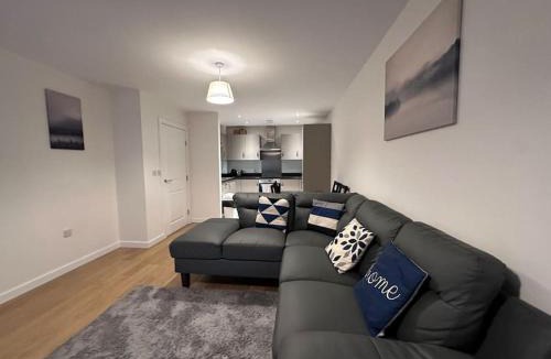 Belvedere Apartment | Modern 2 bed 2 bath Flat Close to Train station