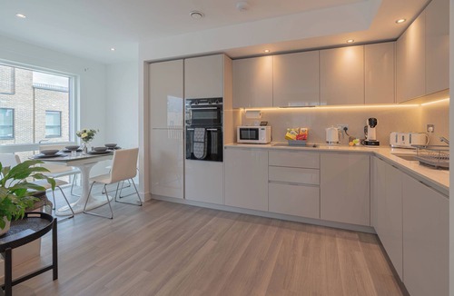Whittington Apartment | Modern 2 bed, 2 bath flat Colindale, London-direct M1 access