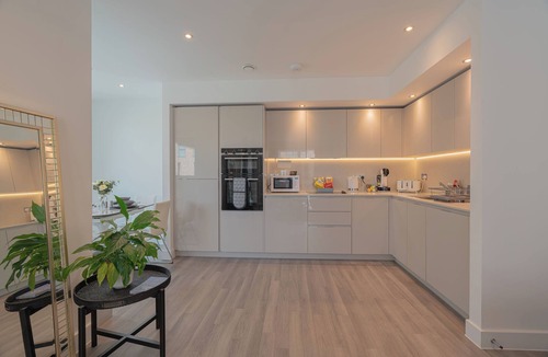 Whittington Apartment | Modern 2 bed, 2 bath flat Colindale, London-direct M1 access