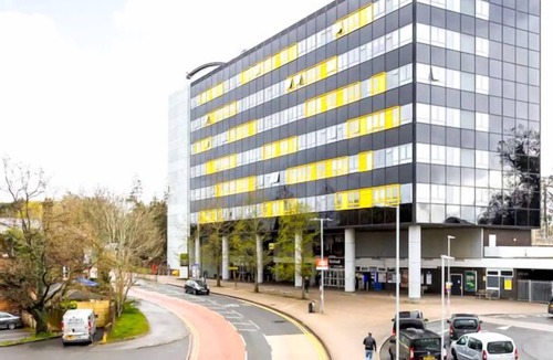 Bracknell Apartment | Modern 2 Bed 2 Bath Bracknell with Free Parking