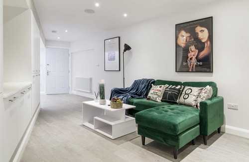 Barnet Apartment | Modern 2 bed 2 bath New Barnet Apt