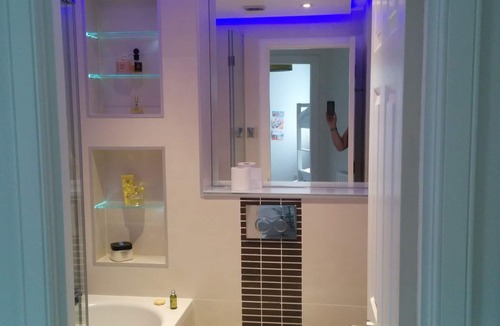 Chiswick Riverside Apartment | Modern 2 Bed-2 bathroom flat in London Chiswick Zone 2