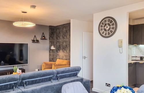 Castlefield Apartment | Modern 2-Bed Apartment with Canal View