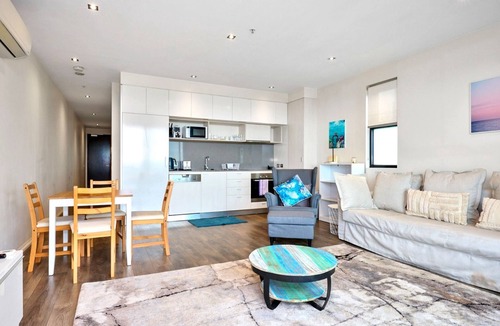 St Kilda Apartment | Modern 2-Bed Apartment with Ocean Views and Parking