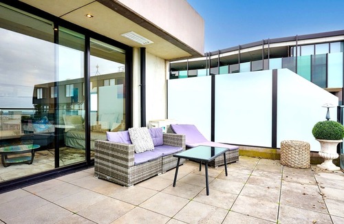 St Kilda Apartment | Modern 2-Bed Apartment with Ocean Views and Parking