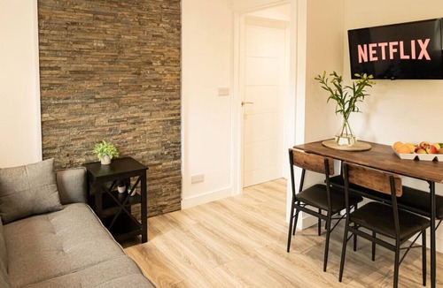 Wroxton Apartment | Modern 2-Bed Apartment - Sleeps 4 - Free Parking