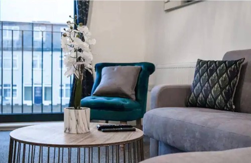 George Green Apartment | Modern 2 Bed Apartment Minutes Away From Heathrow