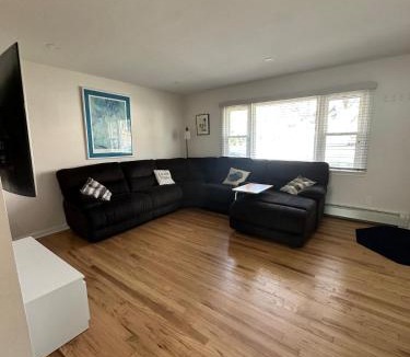 Bloomfield Apartment | Modern 2 bed Apt-15mins to World Cup Stadium-30mins NYC