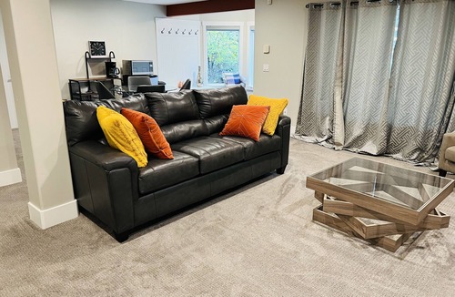 Signal Hill House | Modern 2-bed+Den Close to Downtown Calgary!