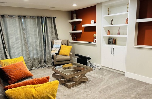 Signal Hill House | Modern 2-bed+Den Close to Downtown Calgary!