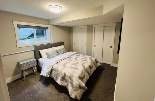 Signal Hill House | Modern 2-bed+Den Close to Downtown Calgary!