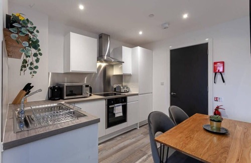 Old Trafford Apartment | Modern 2 Bed Flat 5min to Old Trafford Stadium