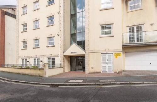 Tavistock Apartment | Modern 2-Bed Flat in Tavistock Centre