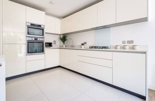 Whittington Apartment | Modern 2-Bed flat in Mill hill Park