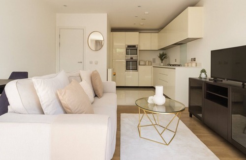 Whittington Apartment | Modern 2-Bed flat in Mill hill Park