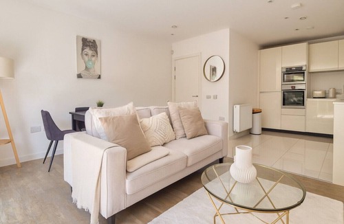 Whittington Apartment | Modern 2-Bed flat in Mill hill Park