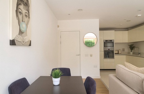 Whittington Apartment | Modern 2-Bed flat in Mill hill Park
