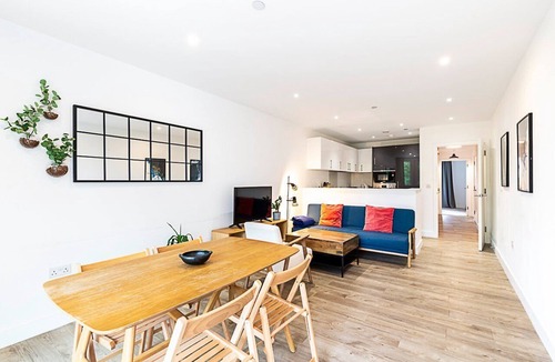 Lea Bridge Apartment | Modern 2-Bed Flat with Terraces in Leyton