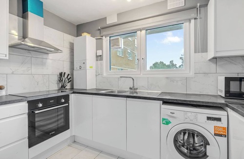 Kennington Apartment | Modern 2-Bed Flat with Balcony in Central London