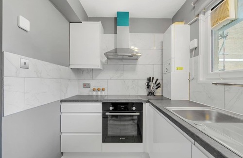 Kennington Apartment | Modern 2-Bed Flat with Balcony in Central London