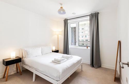 Lea Bridge Apartment | Modern 2-Bed Flat with Terraces in Leyton