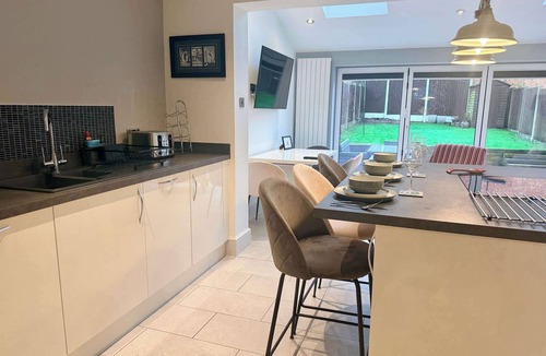 Olton House | Modern 2-Bed Home in Solihull, Sleeps 5 w/Parking