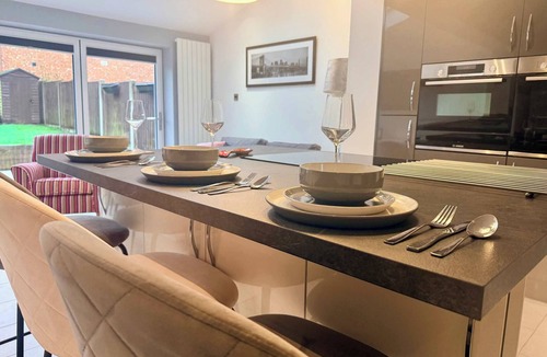 Olton House | Modern 2-Bed Home in Solihull, Sleeps 5 w/Parking