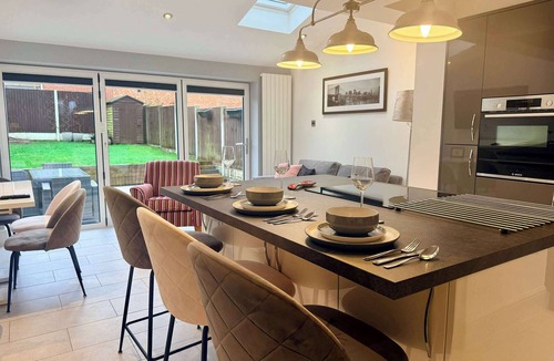 Olton House | Modern 2-Bed Home in Solihull, Sleeps 5 w/Parking
