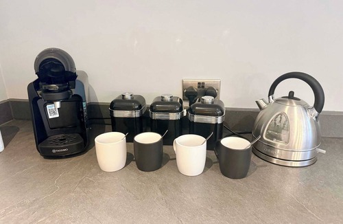 Olton House | Modern 2-Bed Home in Solihull, Sleeps 5 w/Parking