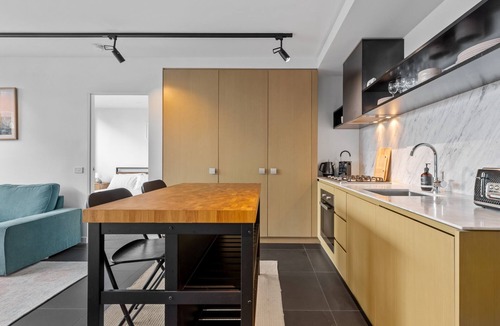 Collingwood Apartment | Modern 2-Bed Inner City Pad With Swimming Pool