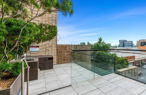 Collingwood Apartment | Modern 2-Bed Inner City Pad With Swimming Pool