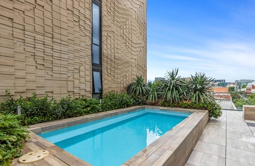 Collingwood Apartment | Modern 2-Bed Inner City Pad With Swimming Pool