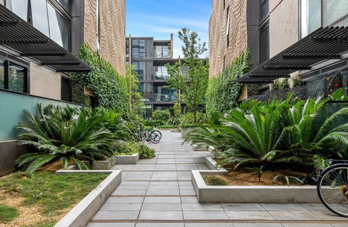 Collingwood Apartment | Modern 2-Bed Inner City Pad With Swimming Pool