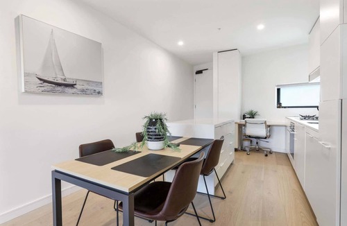 Ivanhoe Apartment | Modern 2-Bed Ivanhoe unit with Parking
