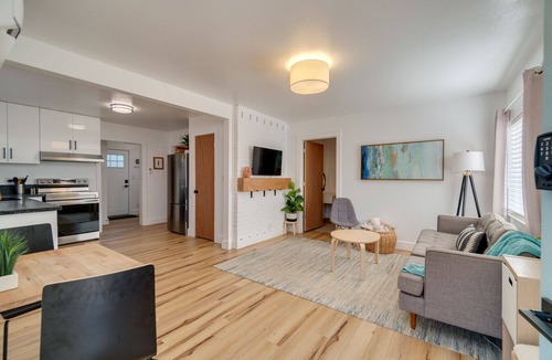 Foster - Powell House | Modern 2 bed + office Home, Fenced Yard, Pet Friendly