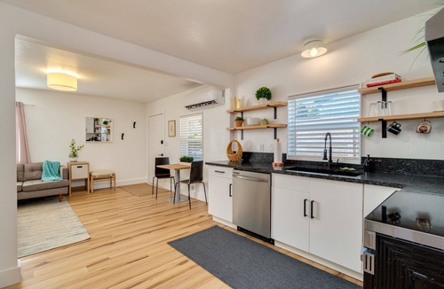 Foster - Powell House | Modern 2 bed + office Home, Fenced Yard, Pet Friendly