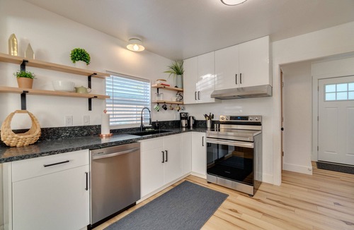 Foster - Powell House | Modern 2 bed + office Home, Fenced Yard, Pet Friendly