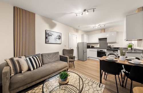 Reading Apartment | Modern 2 bed, sleeps 5, free parking