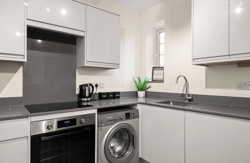 Reading Apartment | Modern 2 bed, sleeps 5, free parking